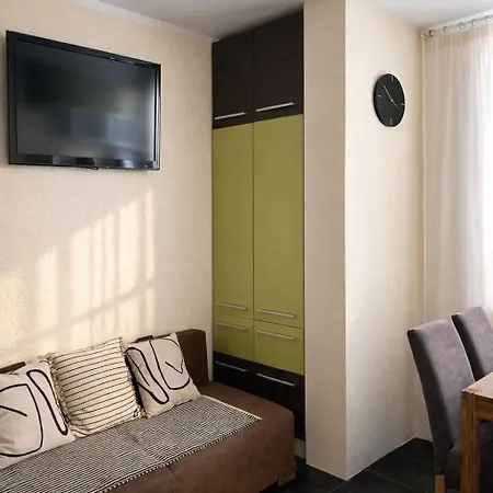 Bright & Cozy Near Apartman